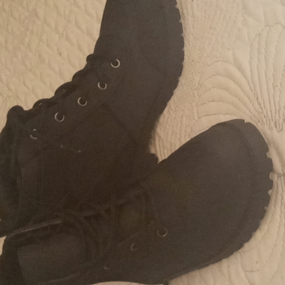 Black boots Cliffs